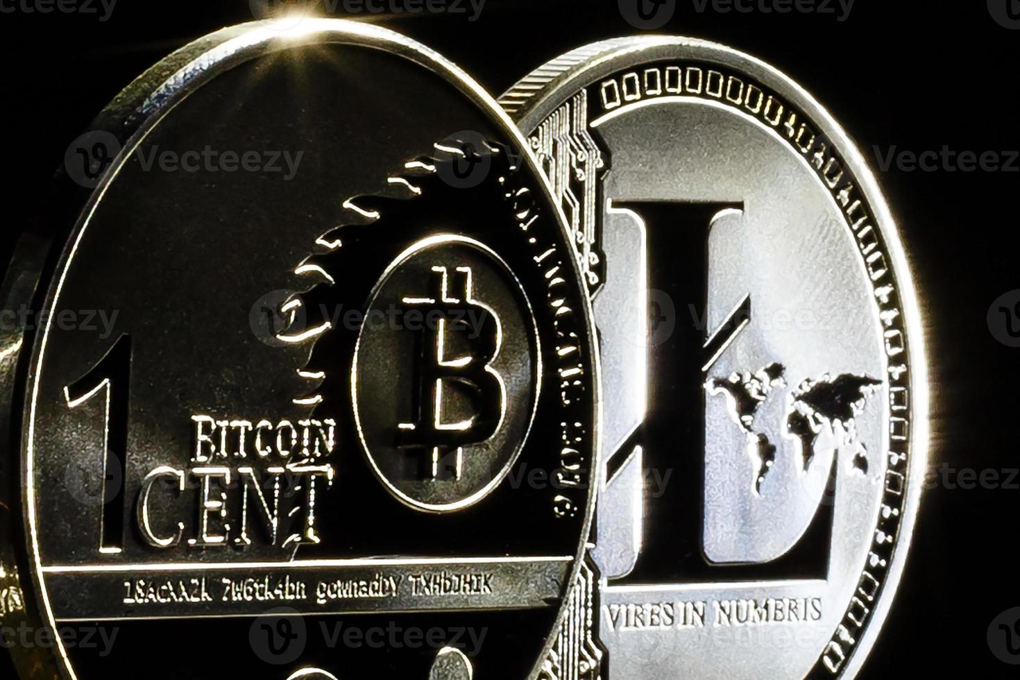 zilver munten van een digitaal crypto valuta's litecoin en bitcoin foto