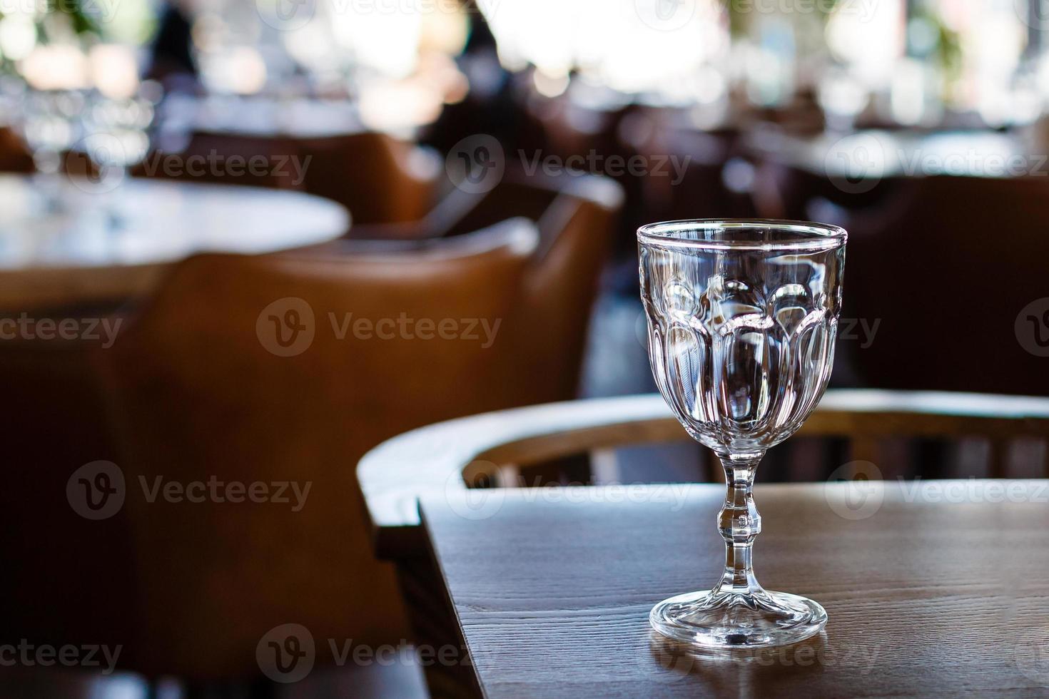 lege glazen in restaurant foto