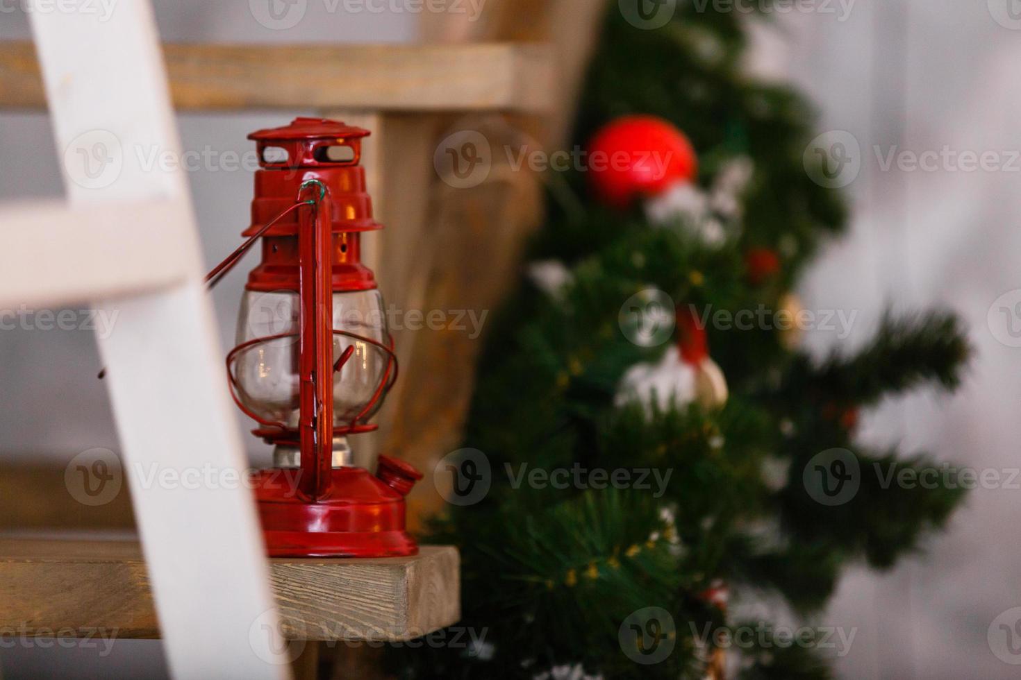 Kerstmis decoratie kaart met wijnoogst Kerstmis speelgoed boom takken kerosine olie lamp foto