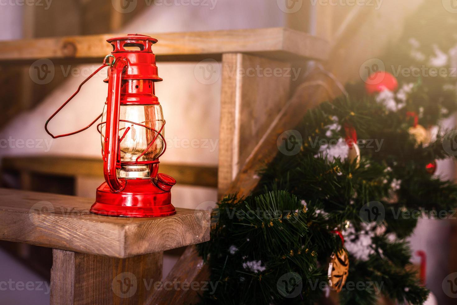 Kerstmis decoratie kaart met wijnoogst Kerstmis speelgoed boom takken kerosine olie lamp foto