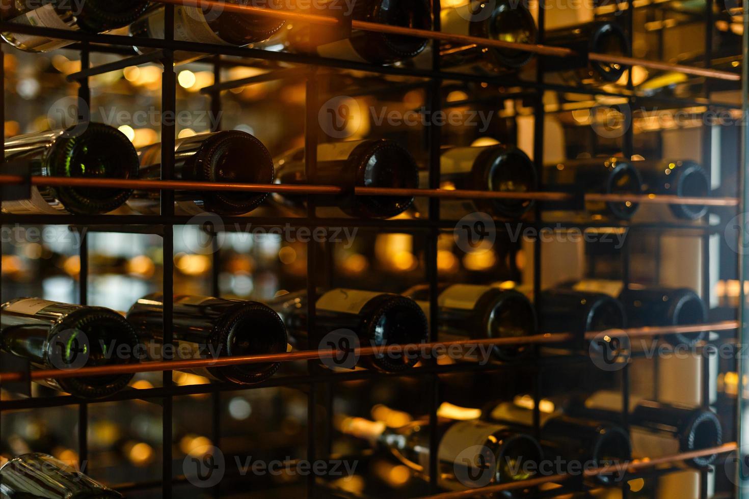 veel glas wijn flessen Aan wijn schappen met verlichting. interieur in de restaurant. kleur foto