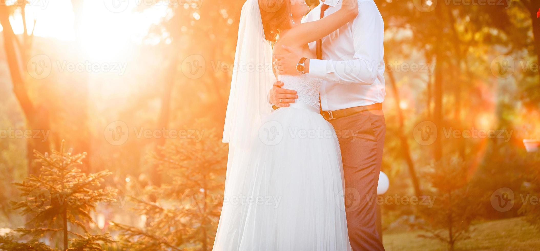 zonneschijn portret van gelukkig bruid en bruidegom buitenshuis in natuur plaats Bij zonsondergang warm zomertijd foto
