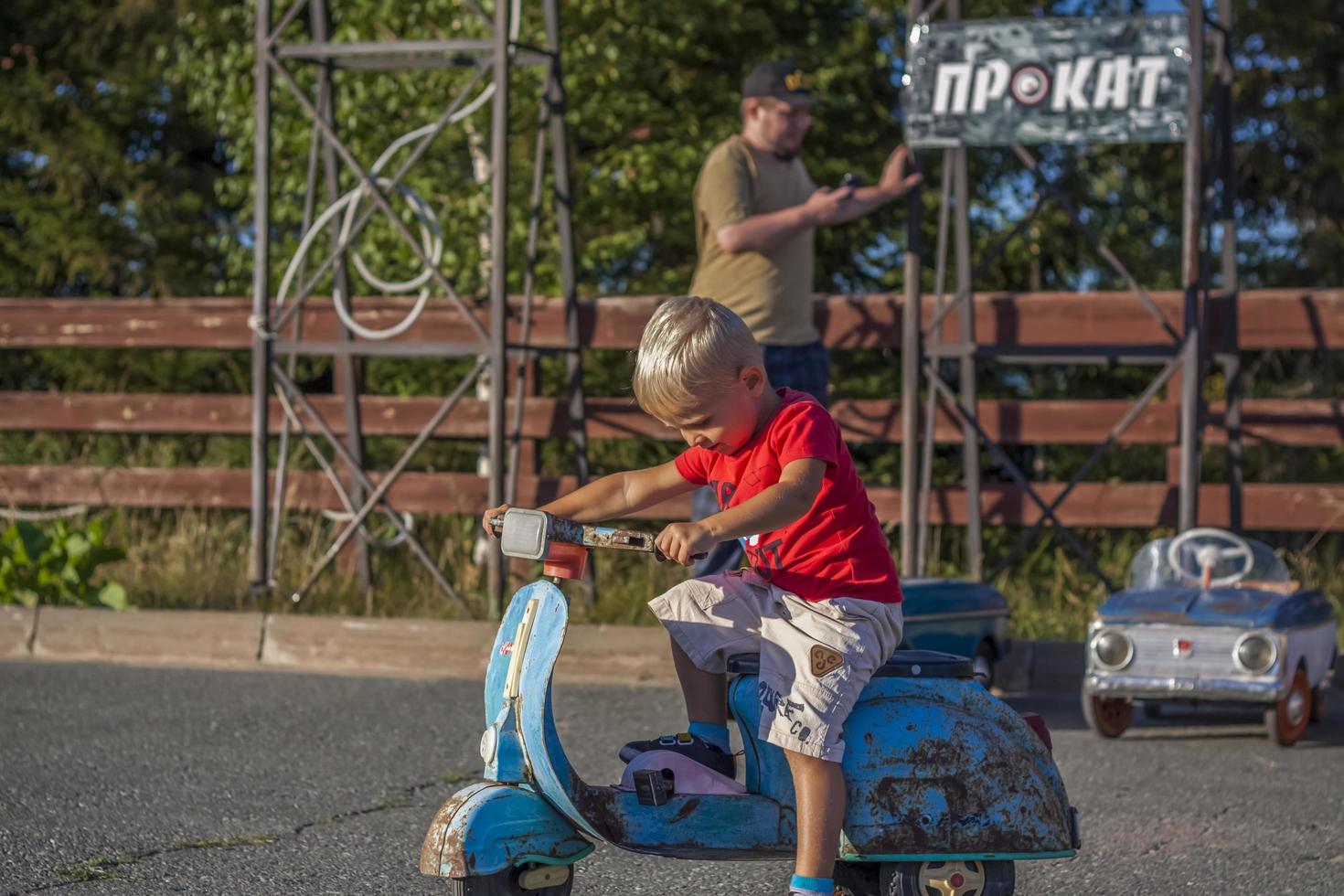 2022-08-12 Tatarstan, verkhneuslonsky wijk, dorp. savino. toevlucht stad- sviyazhsky heuvels. Kazan festival van historisch technologieën. kinderen rijden Aan kinderen retro auto's foto