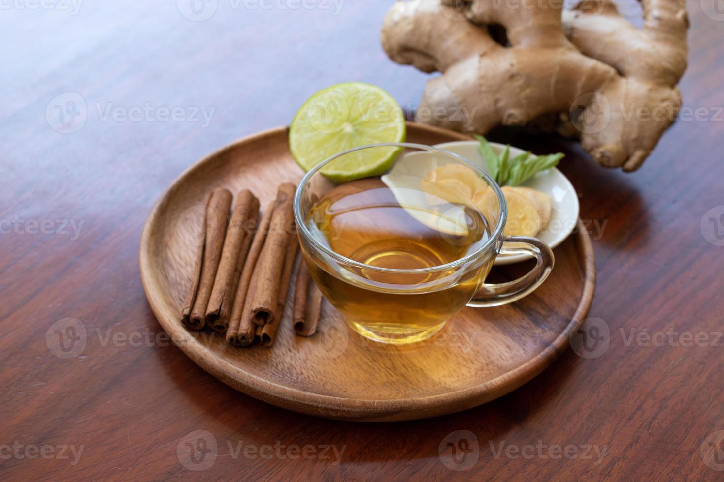 top visie van een kop van thee met gember wortel, limoen, kaneel en theepot Aan wit achtergrond. Gezondheid drinken concept foto