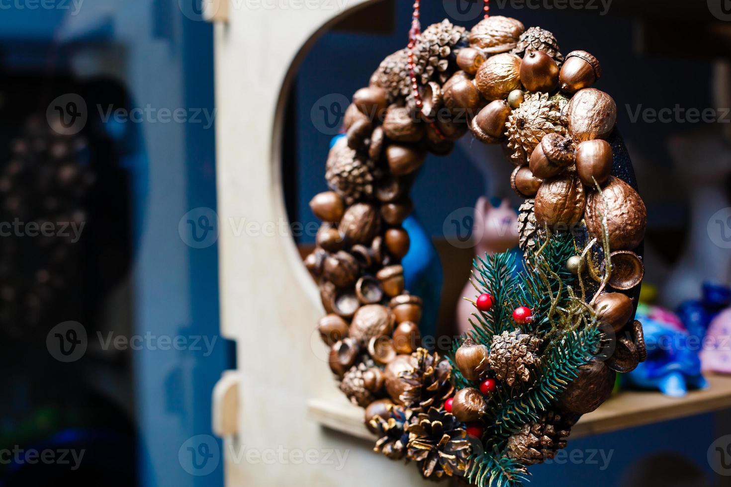 decoratief Kerstmis krans van kegels foto