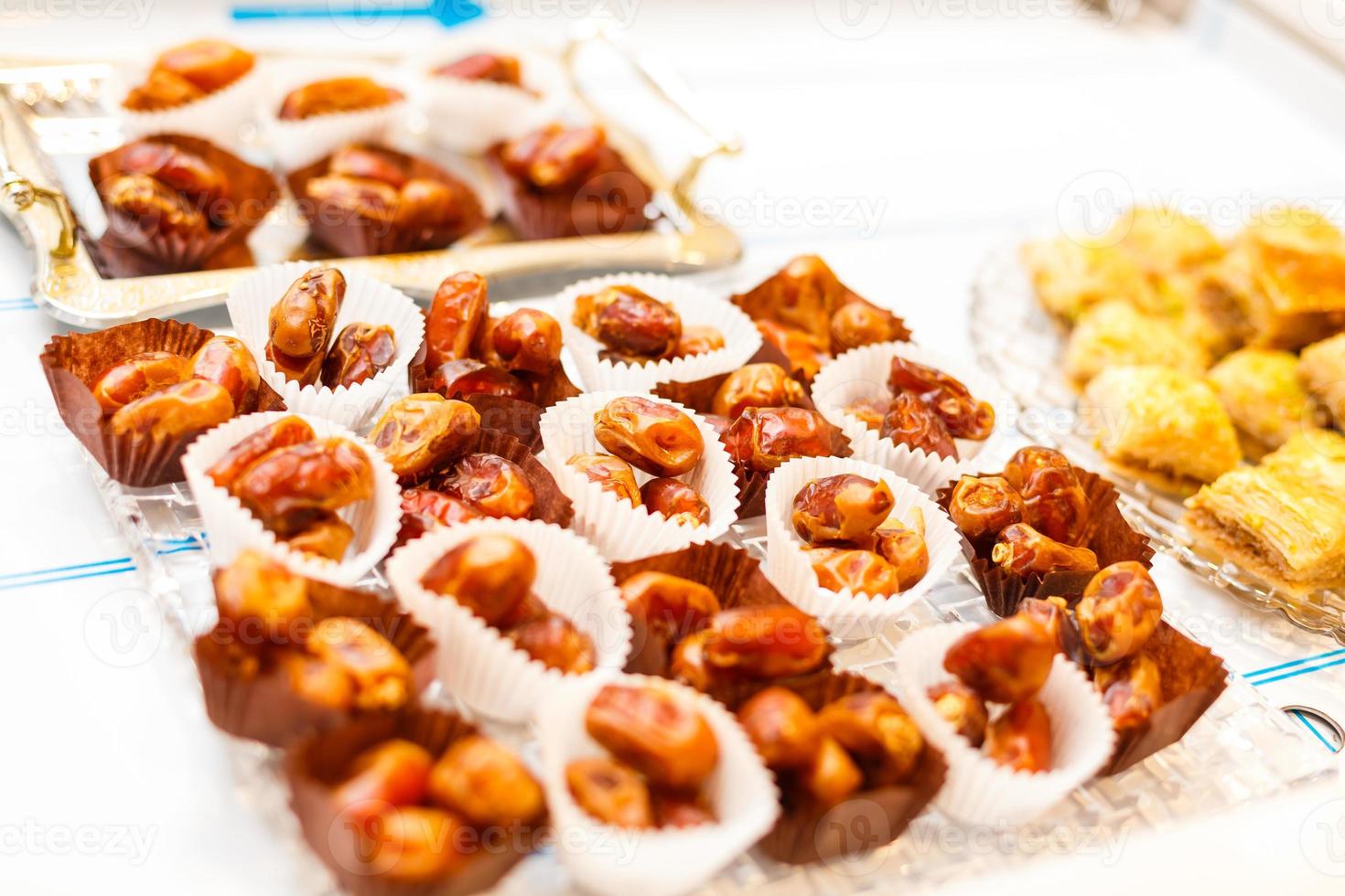 datums Aan de buffet tafel. divers dingen van Arabisch en oosters ontbijt ingrediënten Aan een tafel foto