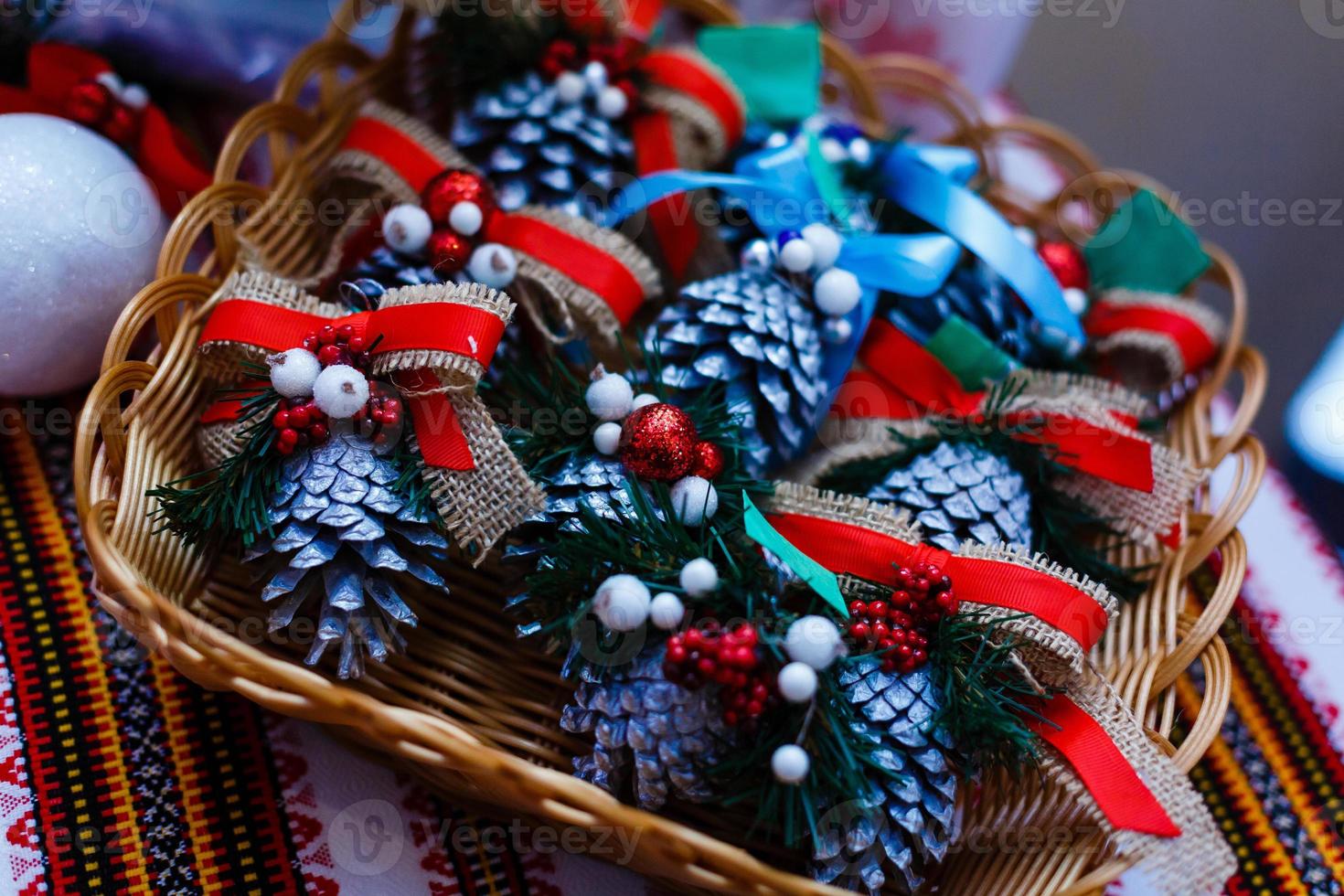 Kerstmis decoraties pijnboom kegels in de mand foto