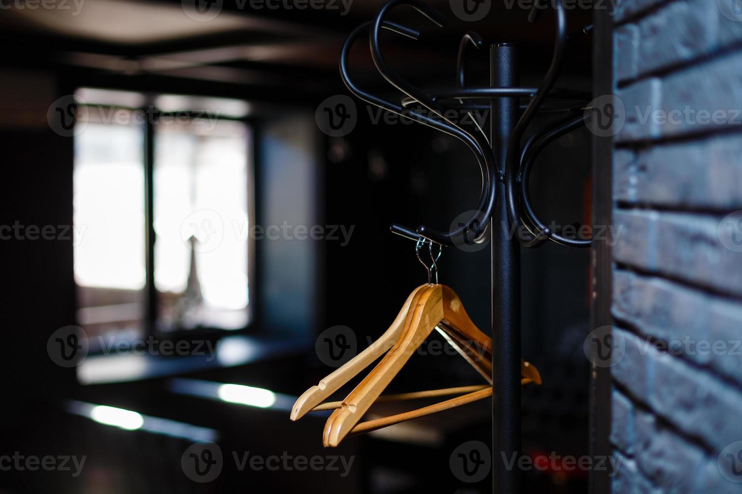 houten verdieping hanger met hangers foto