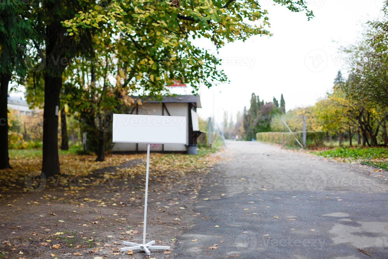 houten wijzer pijl bord voor de opschrift toerist concept foto