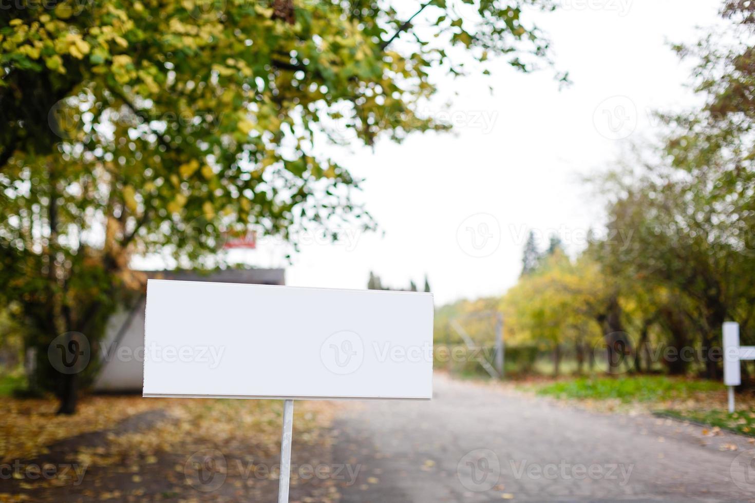 houten wijzer pijl bord voor de opschrift toerist concept foto