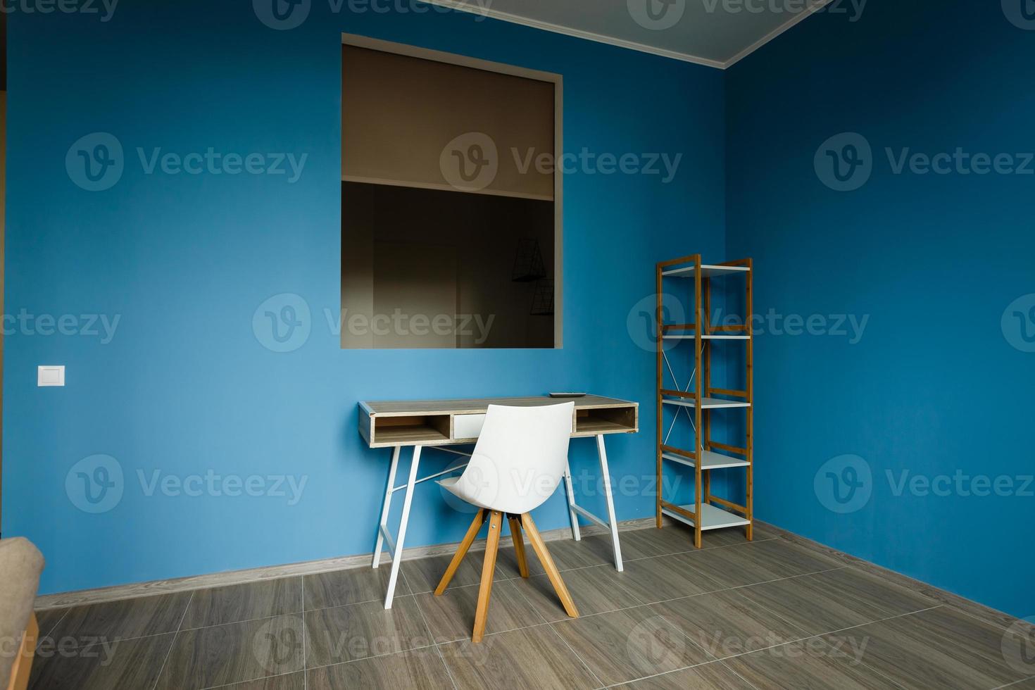 modern interieur van kamer met fauteuil Aan blauw muur achtergrond foto