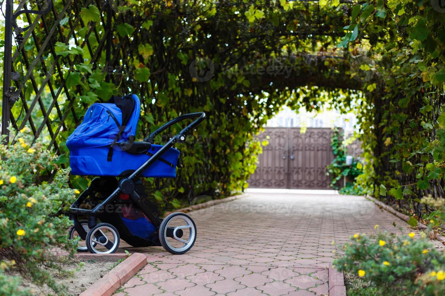 de blauw wandelwagen staat in de binnenplaats van de huis foto