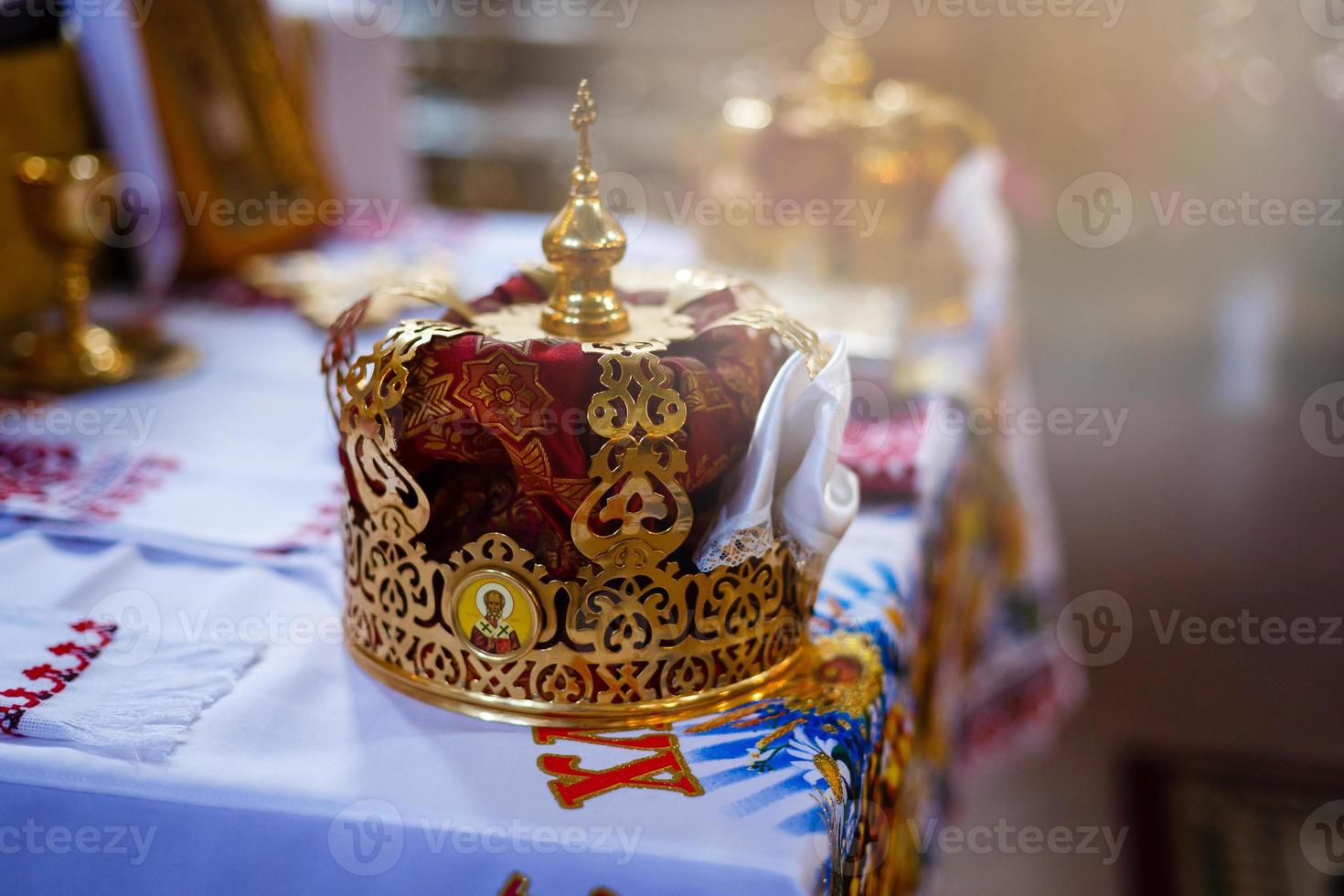 kroon voor bruiloft in orthodox kerk goud foto