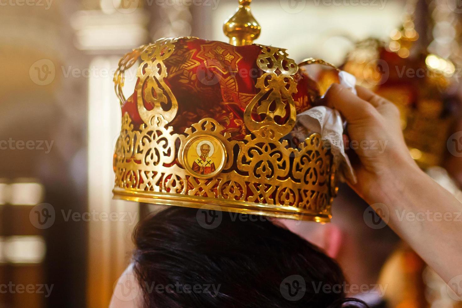 kroon voor bruiloft in orthodox kerk goud foto