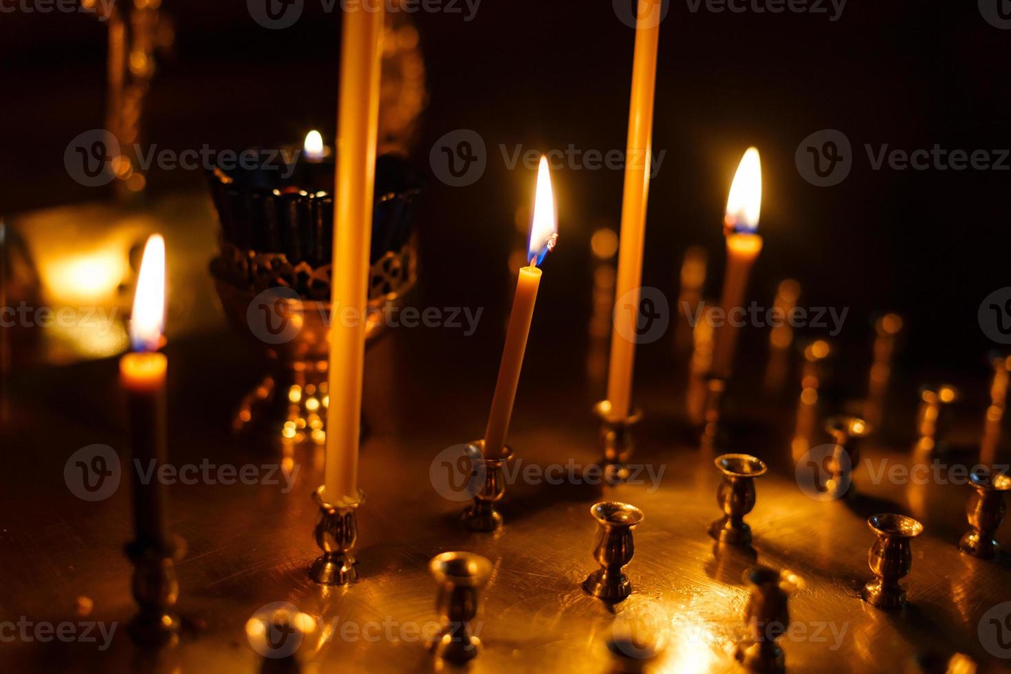 brandend kaarsen in een kerk foto