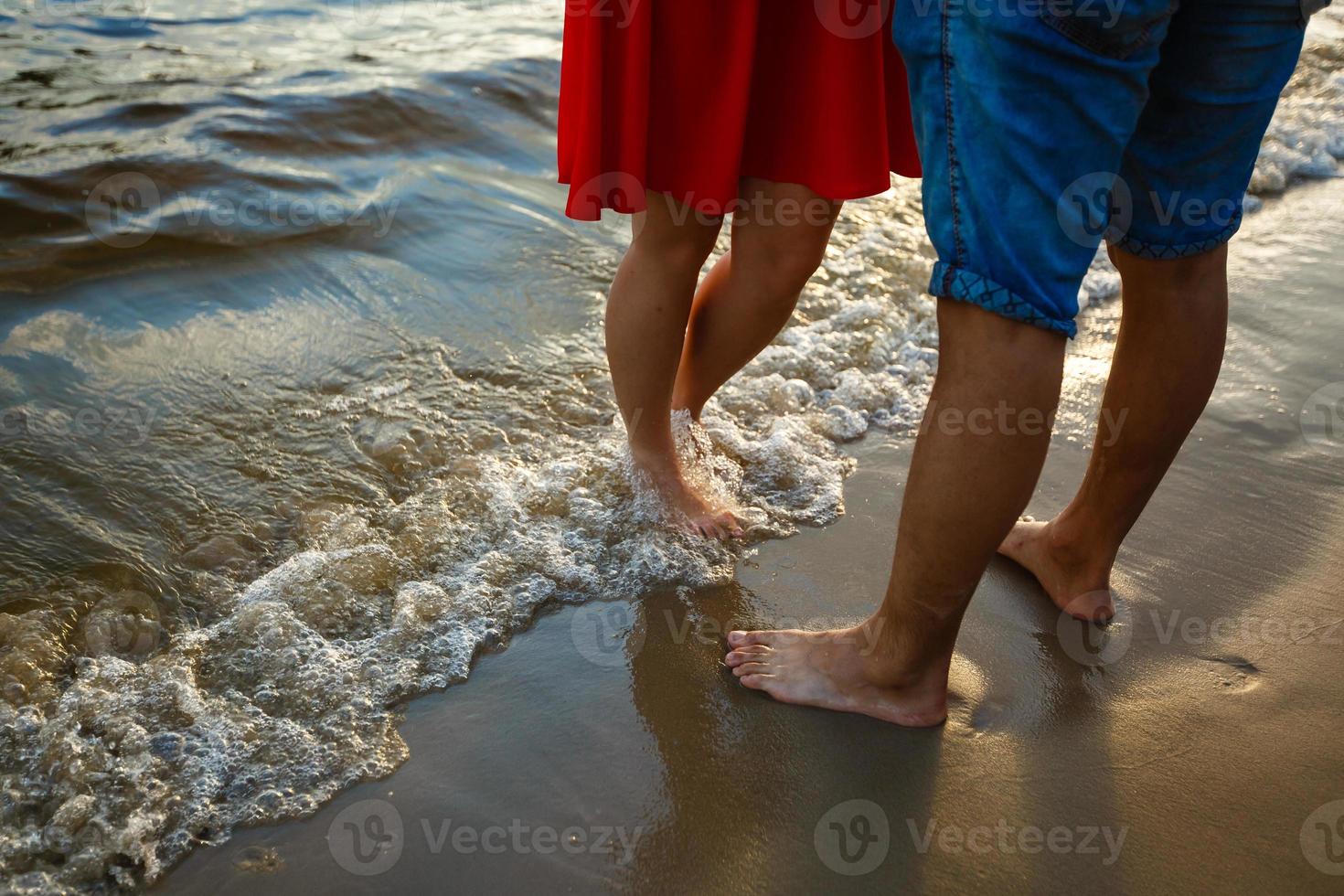 zomer paar Bij zonsondergang Aan strand. romantisch jong paar genieten van zon, zonneschijn, romance en liefde door de zee. paar Aan zomer vakantie reizen vakantie. foto