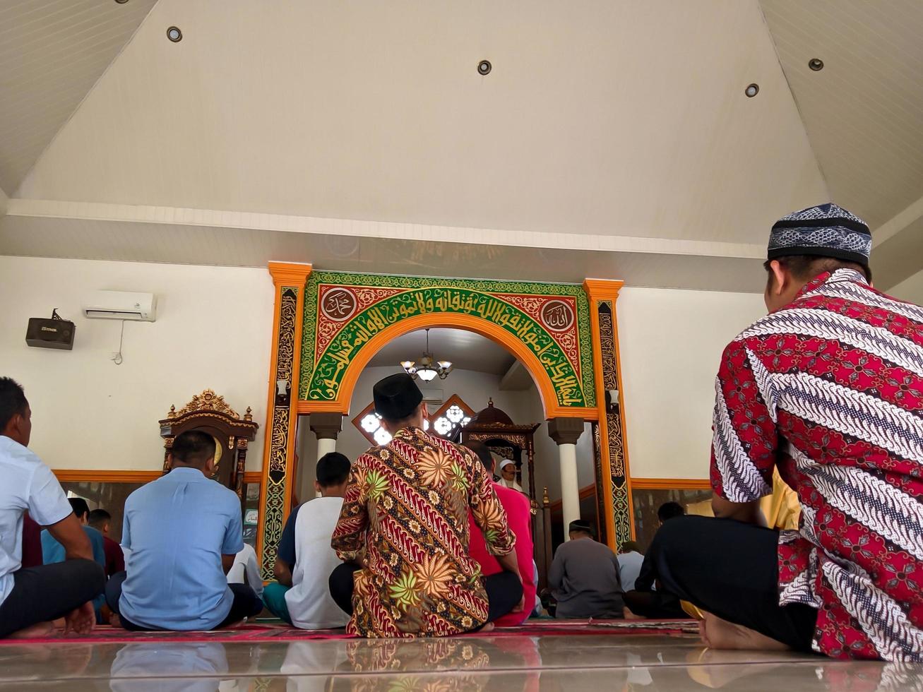 pekanbaru , Indonesië 29 april 2022 moslim mensen luisteren naar de vrijdag gebed preek foto