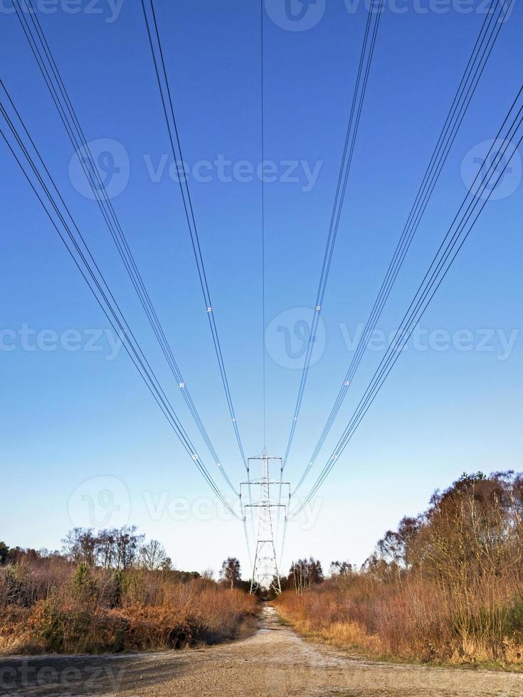 spoor in aansluiting op een lijn van overhead elektriciteit kabels foto