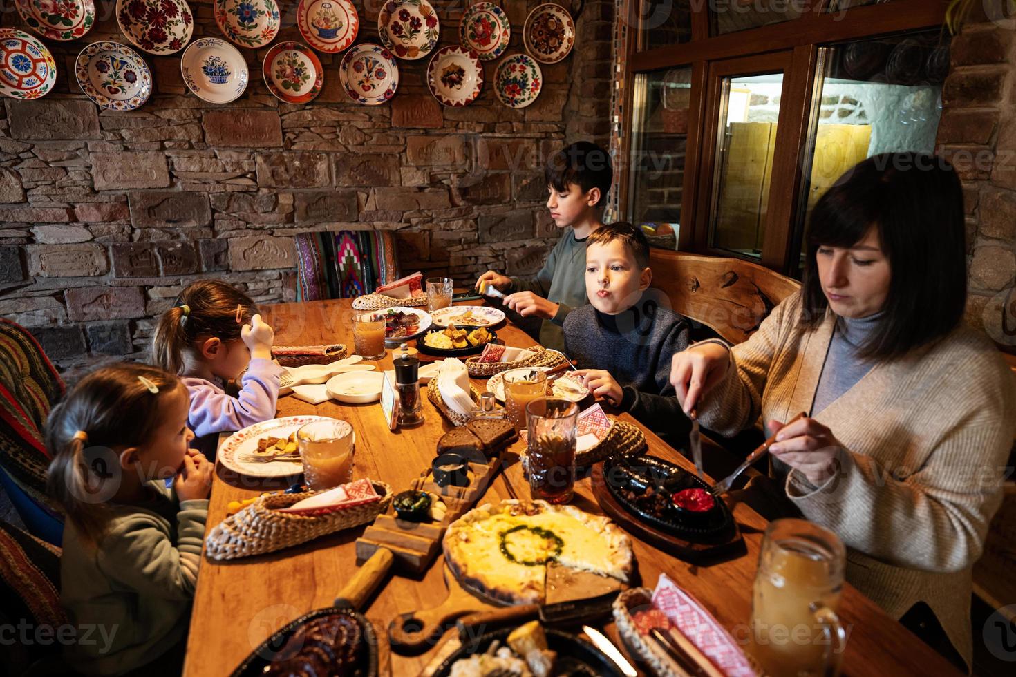 familie hebben een maaltijd samen in authentiek oekraïens restaurant. foto