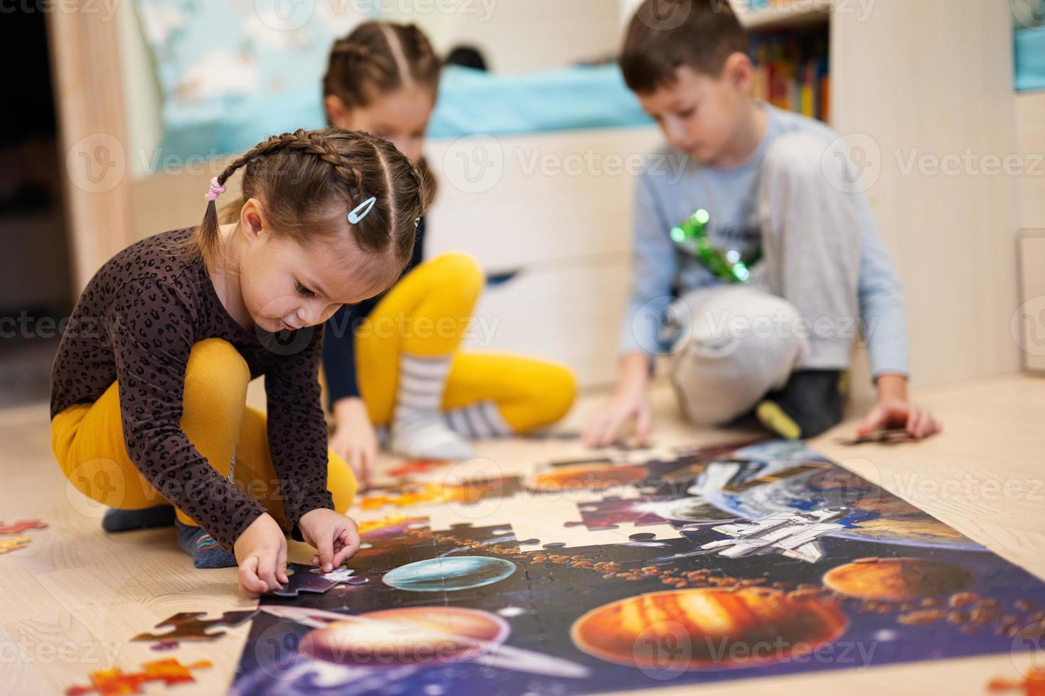 kinderen Verbinden decoupeerzaag puzzel stukken in een kinderen kamer Aan verdieping Bij huis. pret familie werkzaamheid vrije tijd. foto