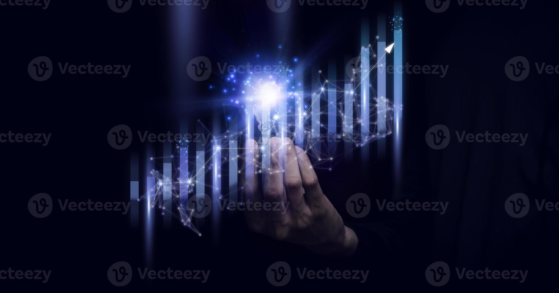 zakenman Holding een diagram doel van bedrijf investeerder, analyse economisch en berekent financieel gegevens en doelwit voor langetermijn investeringen en winstgevendheid in toekomst Aan digitaal gegevens systeem manager. foto