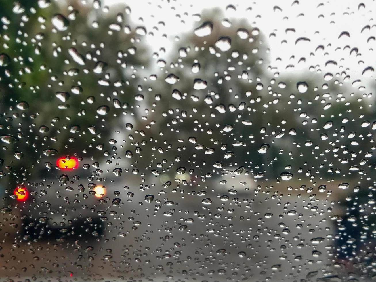 glas regen druppels structuur patroon weer weg verkeer regenachtig seizoen zwaar regen storm foto