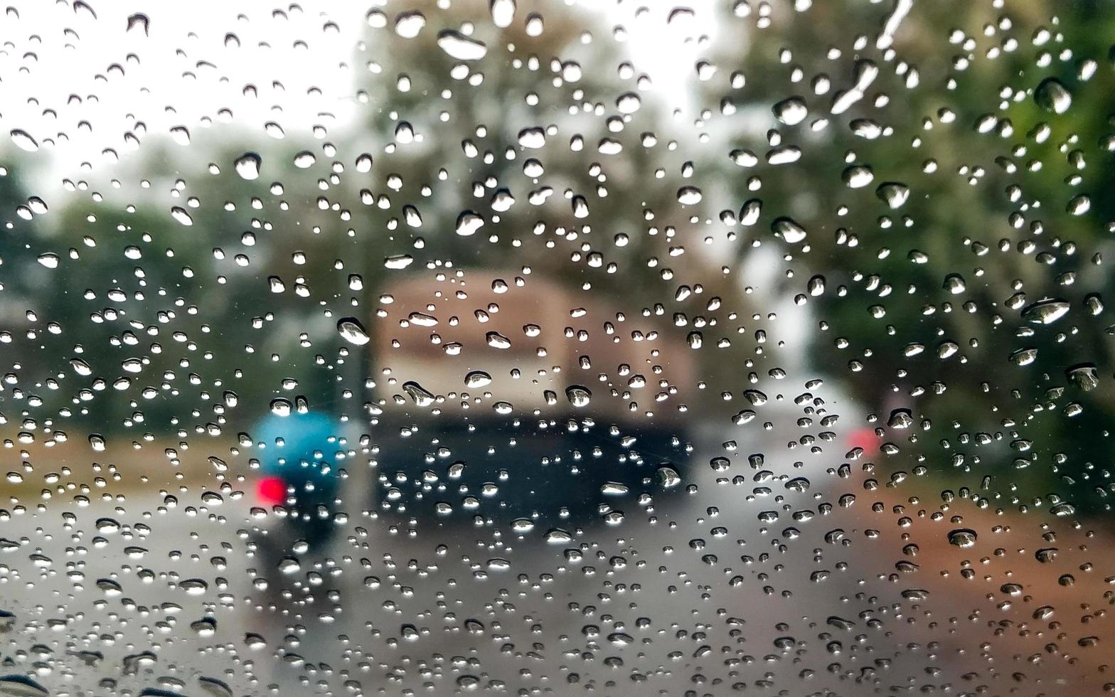 glas regen druppels structuur patroon weer weg verkeer regenachtig seizoen zwaar regen storm foto