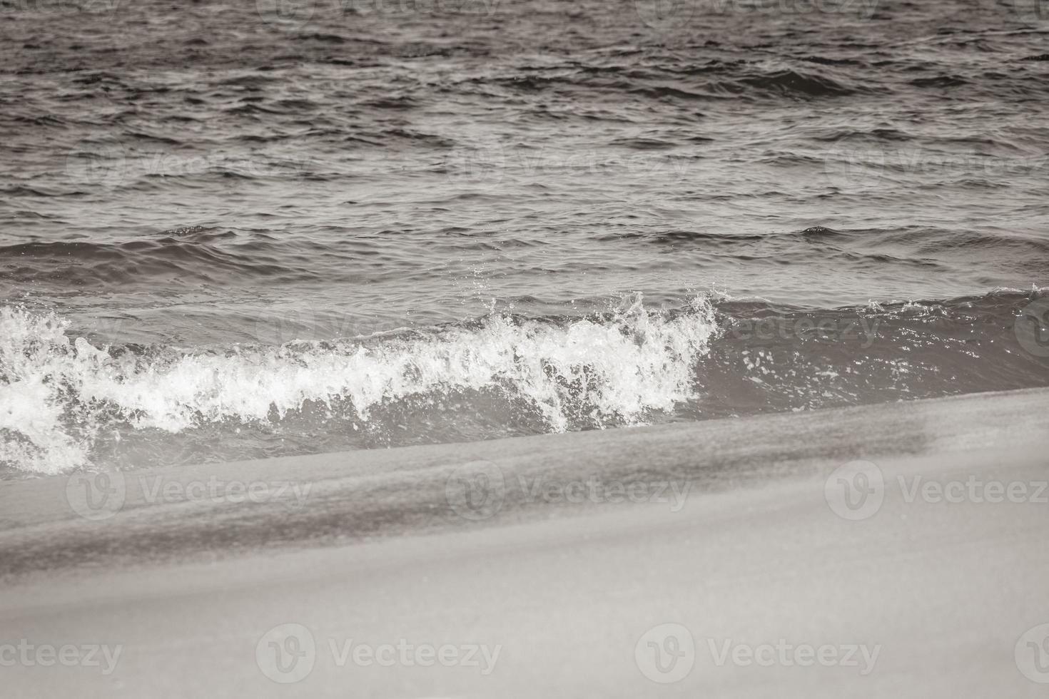 flamengo strand zeegezicht blauw water golven rio de janeiro brazilië. foto