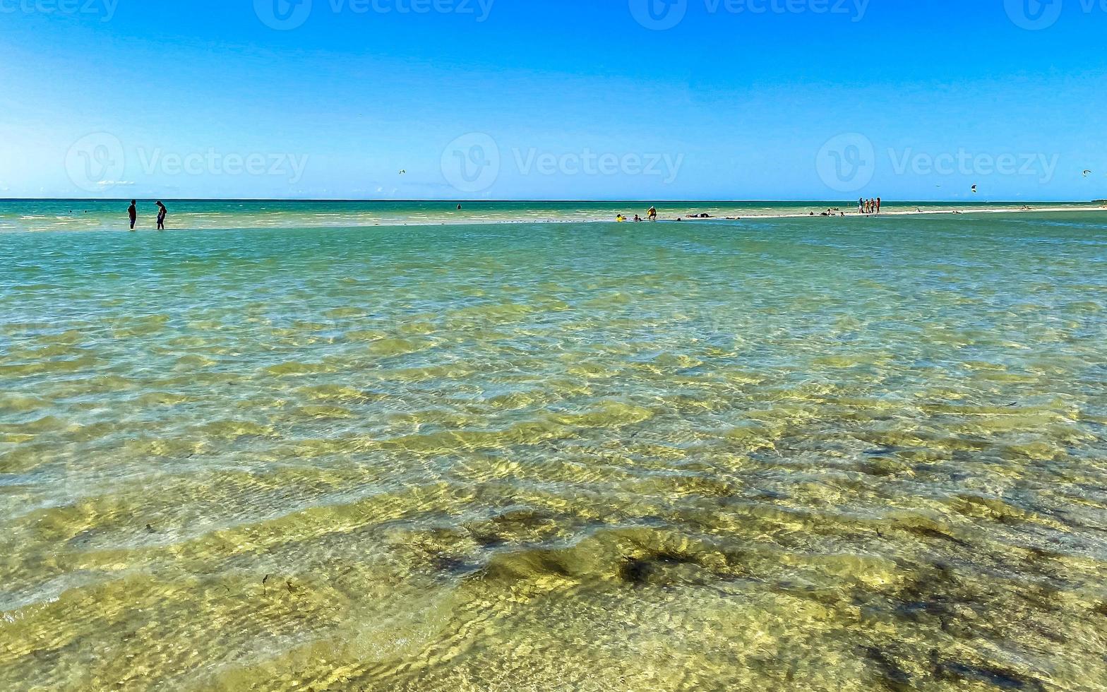 mooie holbox eiland strand zandbank panorama turquoise water mensen mexico. foto