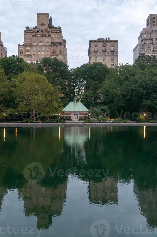 visie van appartementen met uitzicht de serre water in centraal park nieuw york stad foto