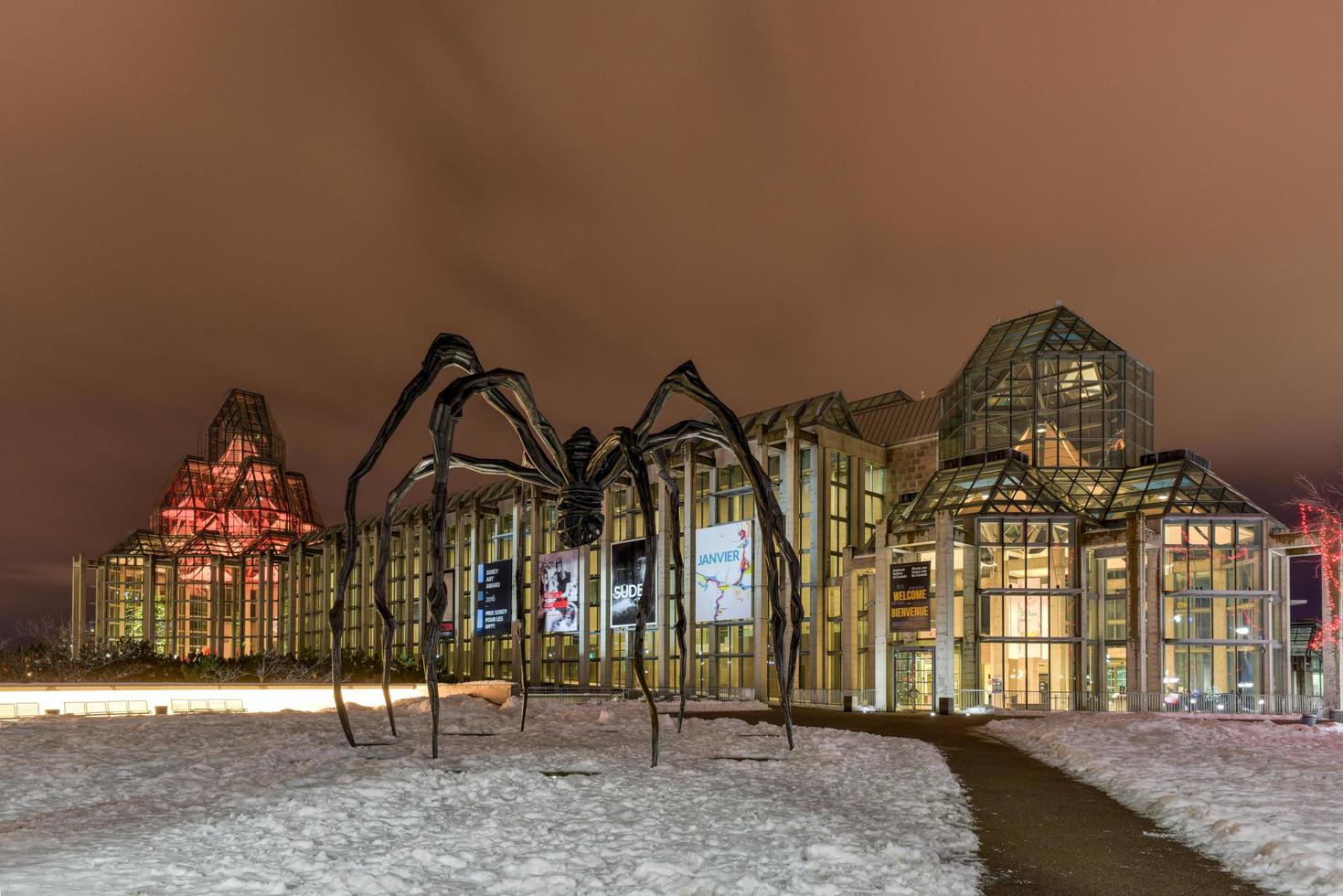 spin beeldhouwwerk in voorkant de nationaal galerij van Canada, Ottawa, 2022 foto