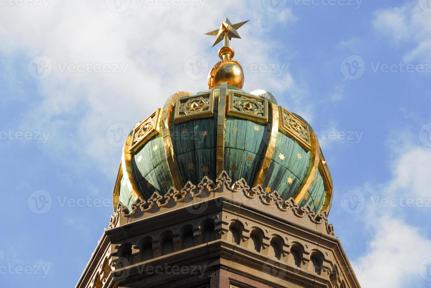 centraal synagoge midden in de stad manhattannieuw york stad het was gebouwd in 187072 en was ontworpen door henry fernbachin demoors opwekkingsstijl net zo een kopiëren van boedapestsdohany straat synagoge foto