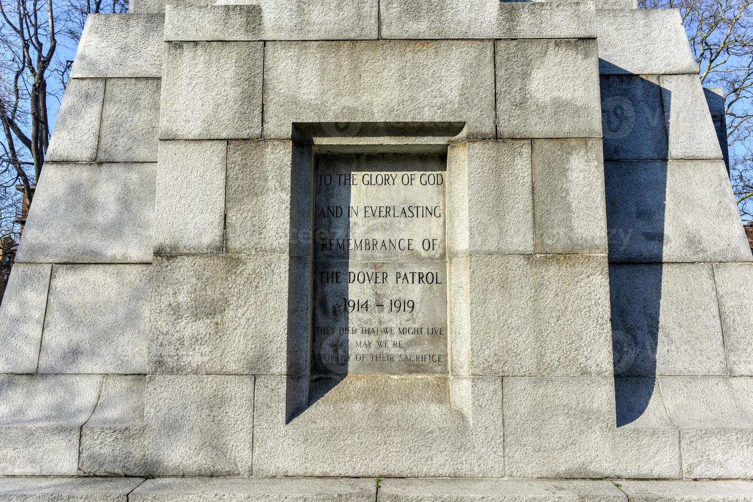 Dover patrouille monument in fort Hamilton park is een graniet obelisk ontworpen door meneer aston webb en opgericht in 1931 naar herdenken de deelname van de ons marine in de wereld oorlog foto