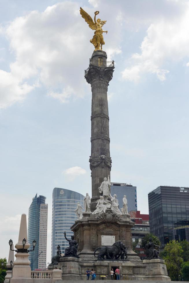 Mexico stad Mexico juli 3 2013 toeristen in de omgeving van de engel van onafhankelijkheid zege kolom over- paseo de la reforma in downtown Mexico stad Mexico foto