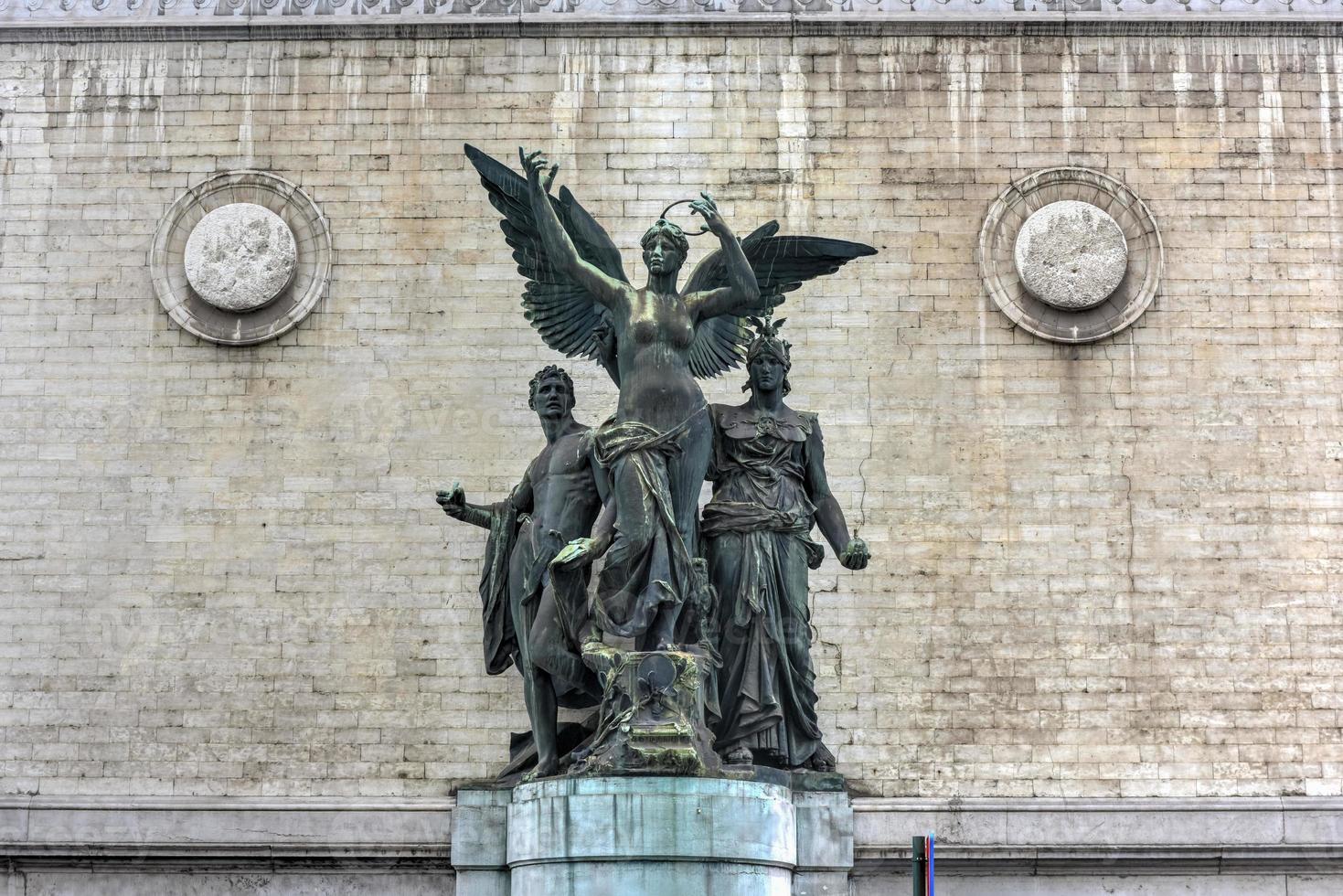 standbeeld door Charles busje der Stappen Bij de Ingang van de Koninklijk museum van prima kunsten in Brussel belgie foto