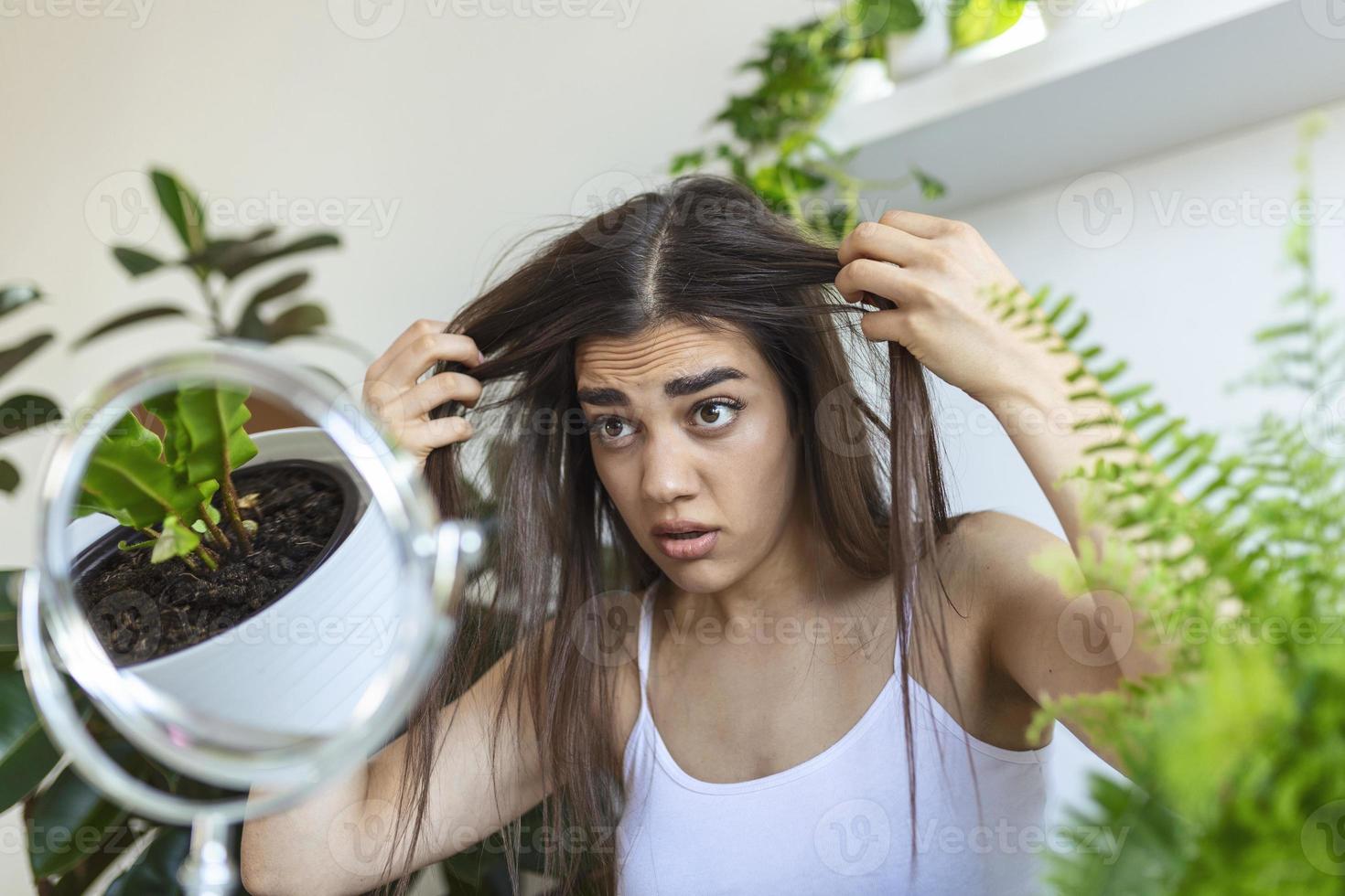 portret van nerveus van streek meisje rennen vingers door haar haar- en denken over over roos en haar- verlies met verdrietig emoties. haar- verlies probleem concept foto