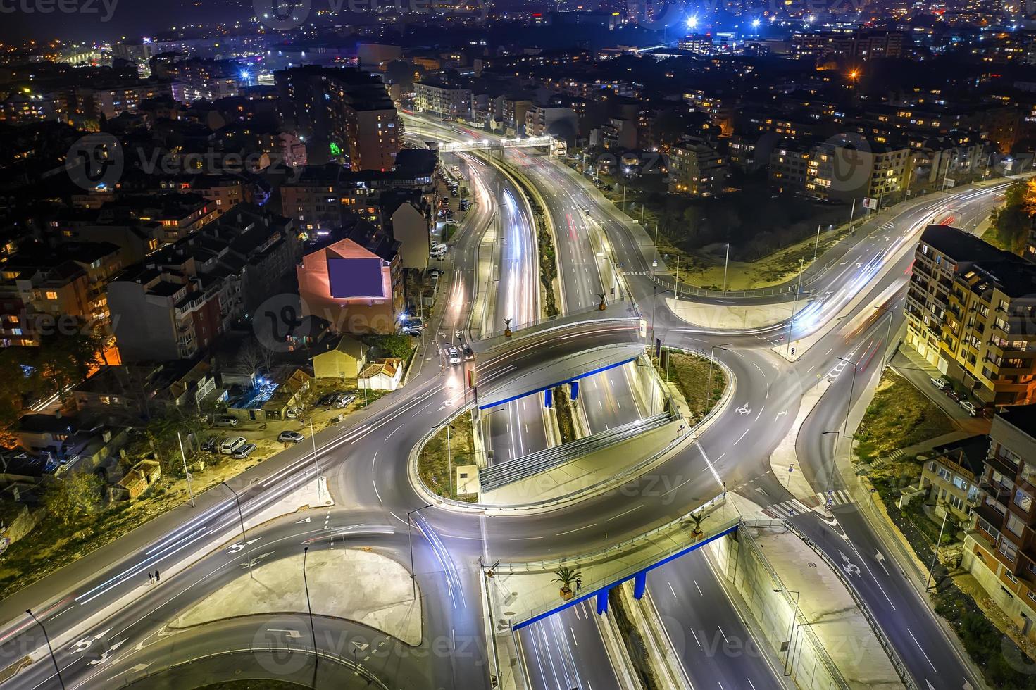 verbazingwekkend cirkel knooppunt verkeer weg met auto licht beweging antenne visie van een drone. foto