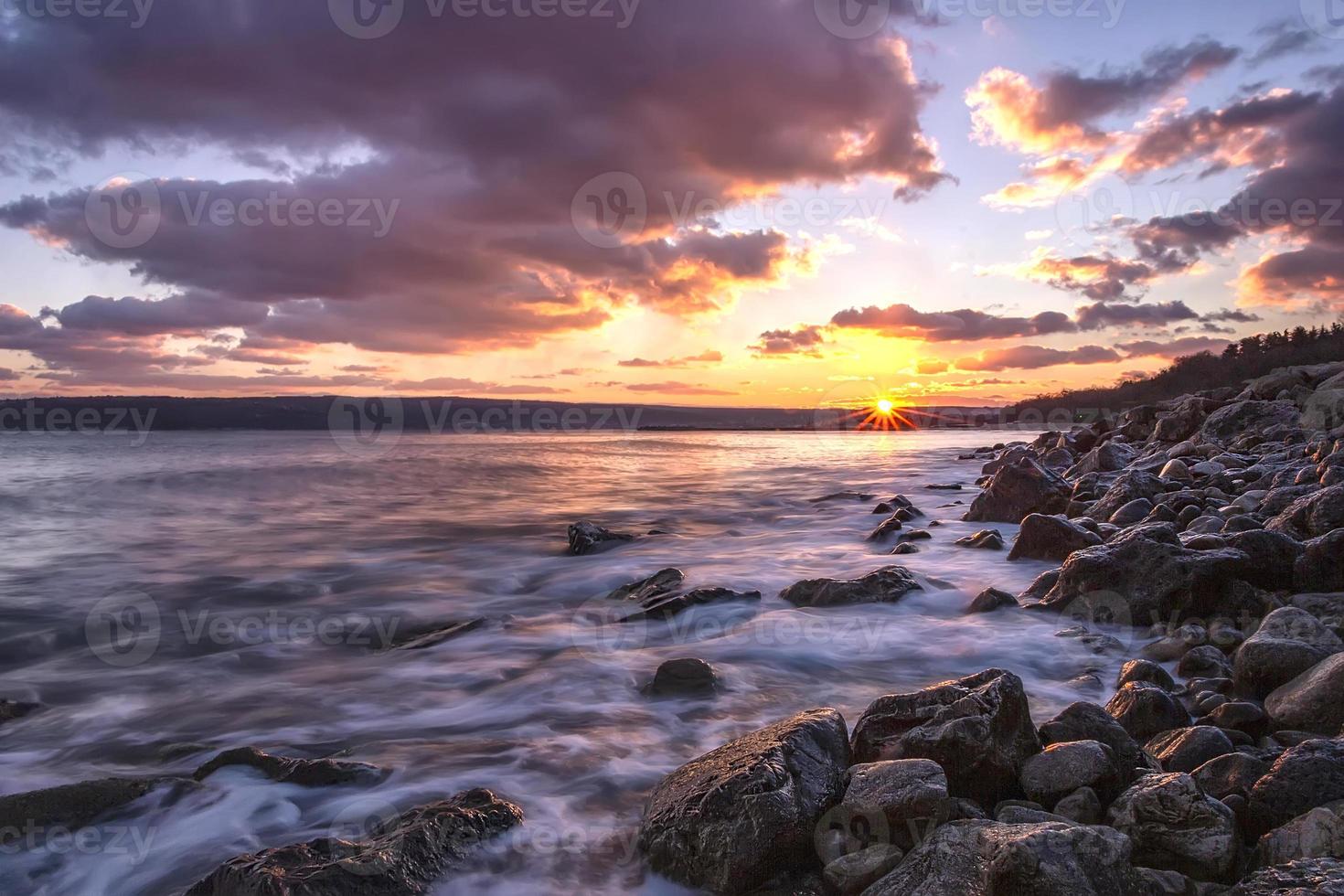 prachtig zonsondergang over- de zee. baai in de buurt varna, bulgarije foto