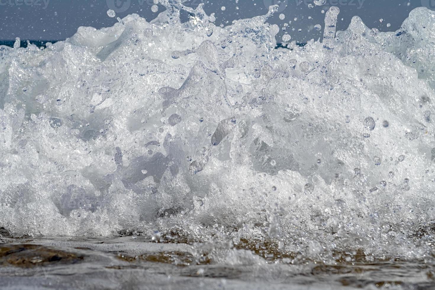 voorkant visie van zee golven spatten. dichtbij omhoog foto