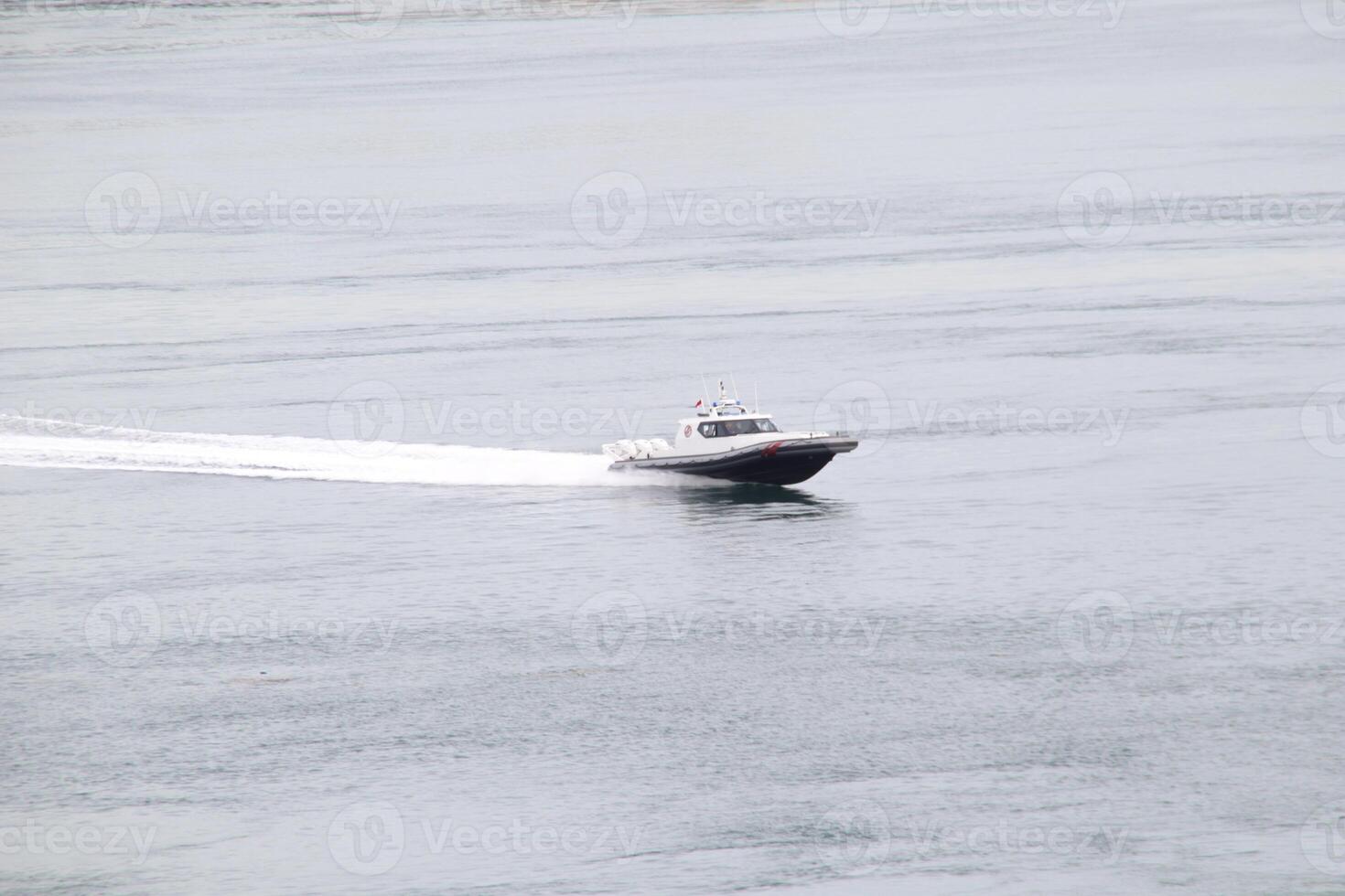 snel klein motor boot Bij de zee te hard rijden. foto