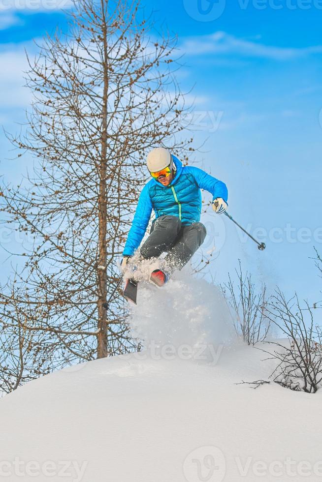 skiër springt in de diep sneeuw foto