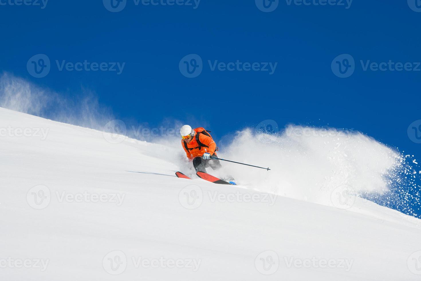 vrijbuiter skiër alleen in poeder sneeuw foto