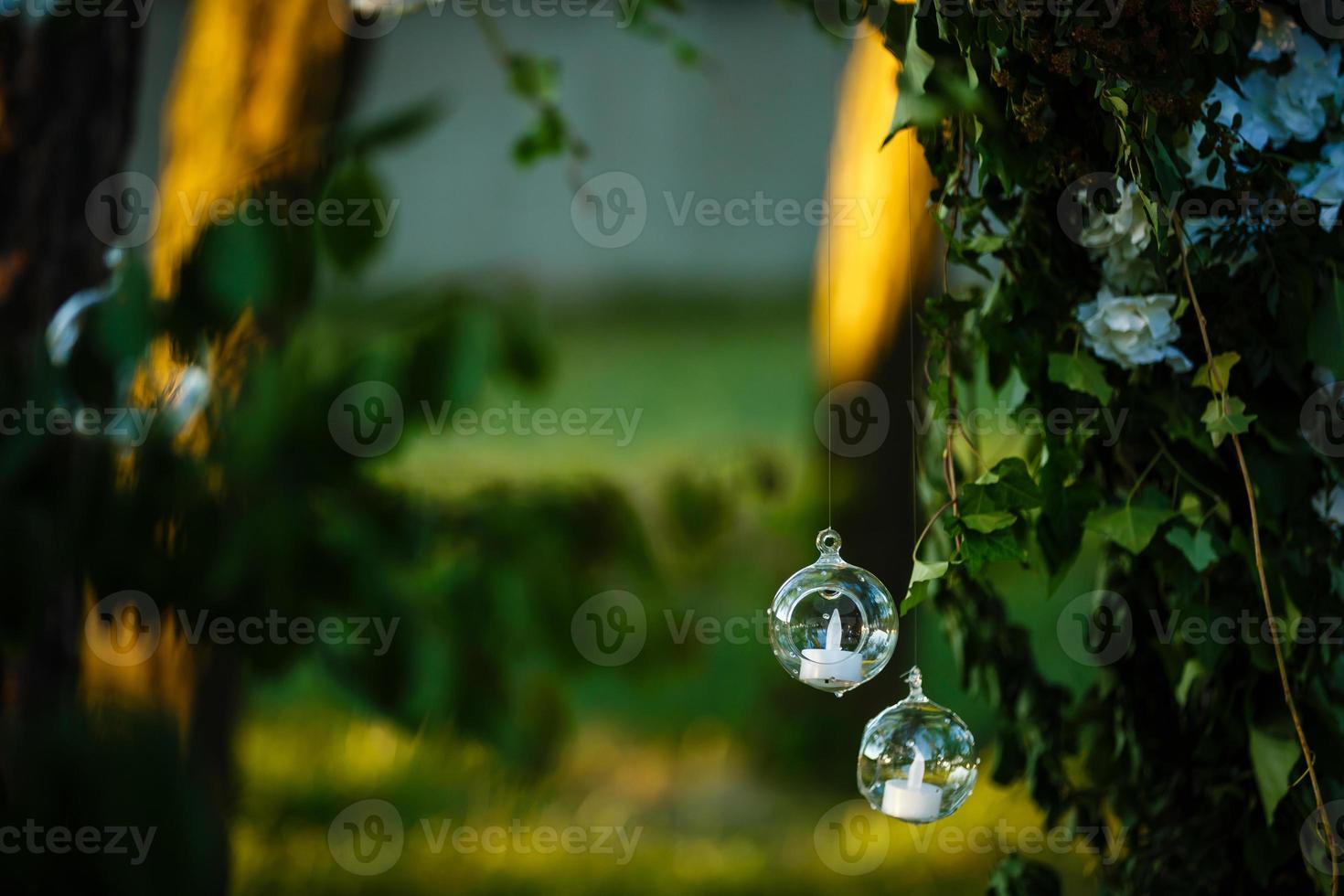 origineel bruiloft bloemen decoratie in de het formulier van mini-vazen en boeketten van bloemen hangende van de plafond foto