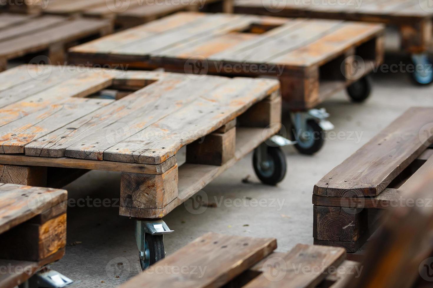 leeg houten pallet in zolder interieur met grunge muren. decor van houten pallets foto