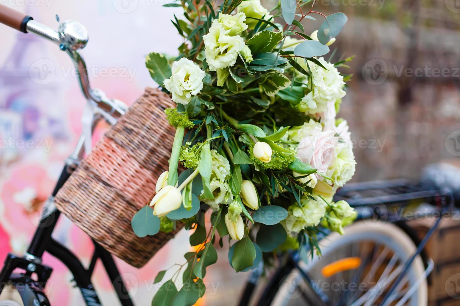 de fiets en de rozen bloem boeket foto