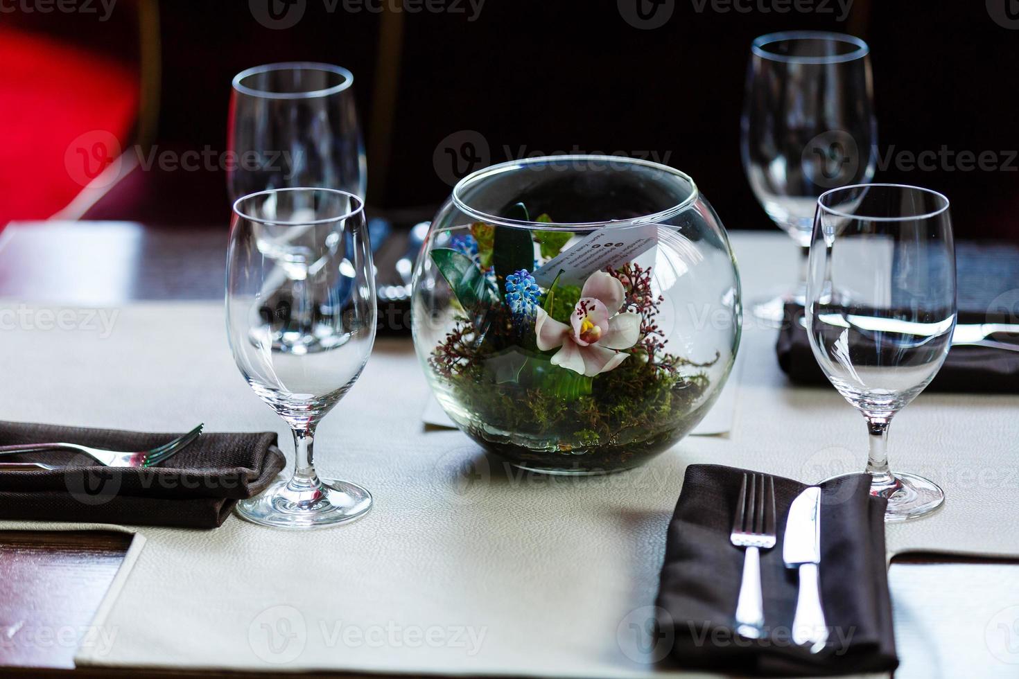 leeg bril reeks in restaurant bril in de restaurant Aan de tafel bloemen foto