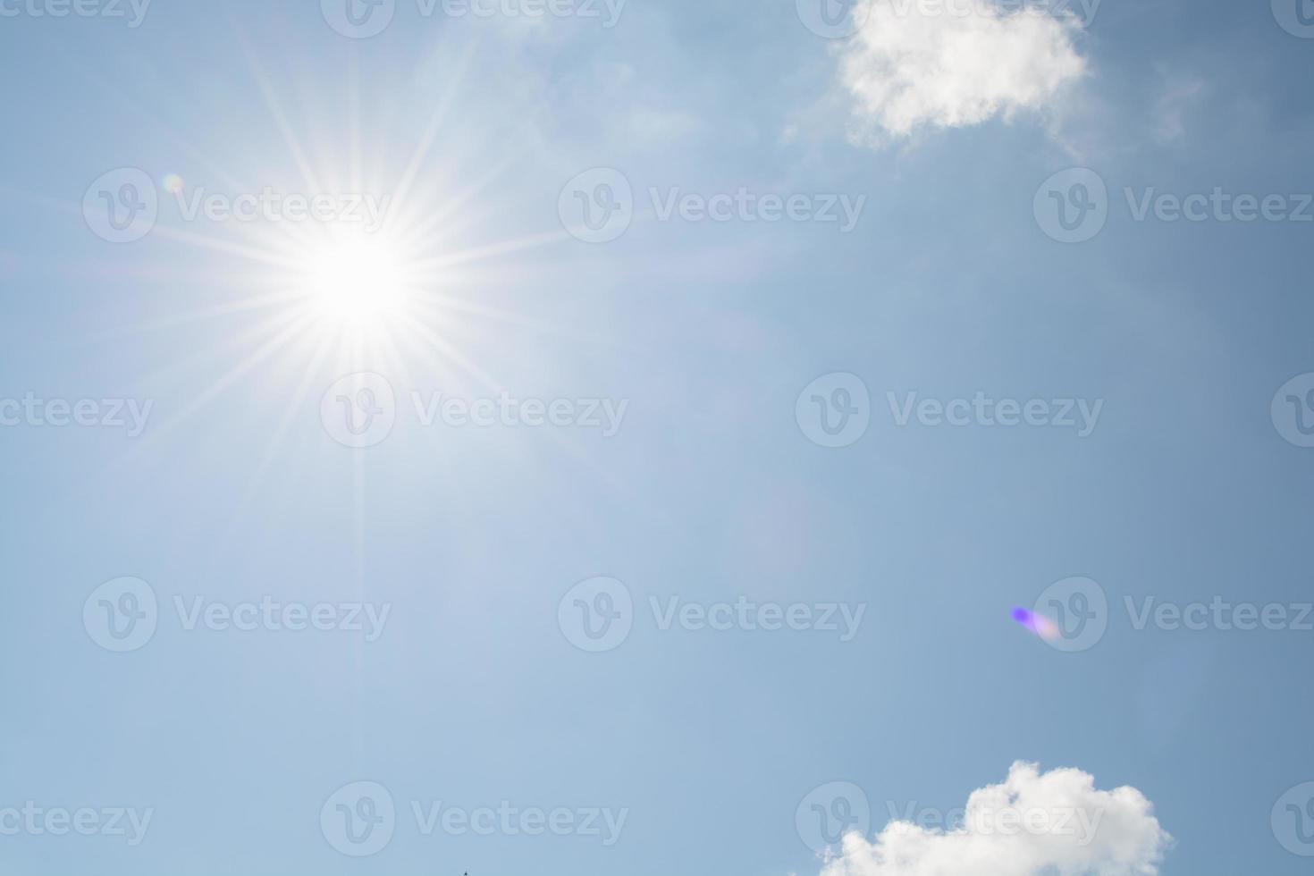 lucht zomer, bewolkt achtergrond helder zonnig in de blauw lucht foto