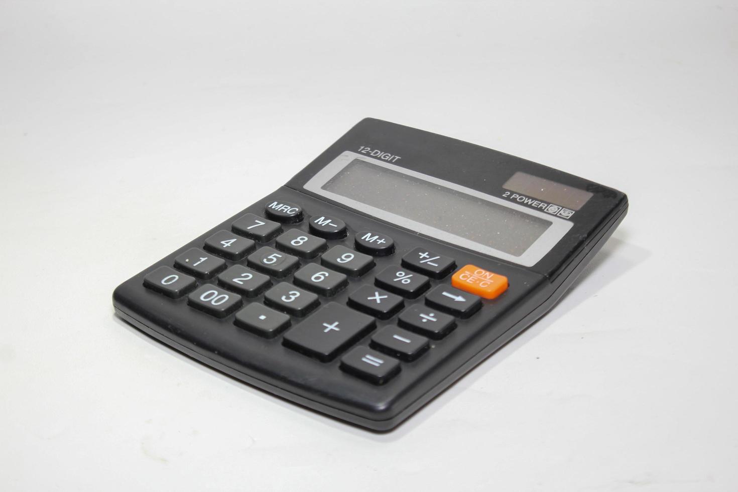 zwart digitaal rekenmachine geïsoleerd Aan de top visie wit achtergrond foto