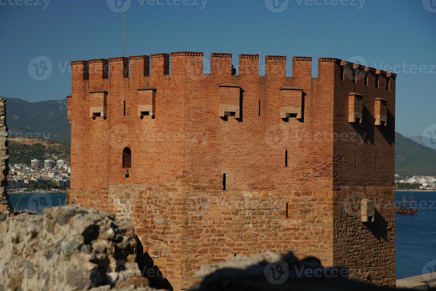 rood toren in Alanya dorp, antalya, turkiye foto