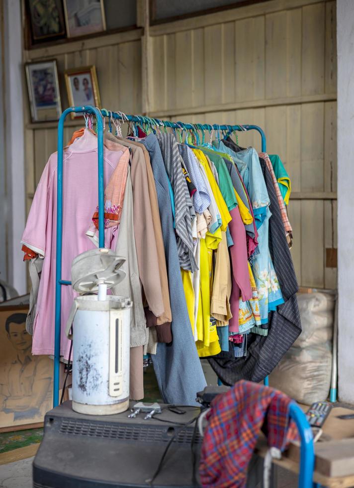 kleurrijk oud kleren zijn hangende wanordelijk Aan ijzer leuningen in de buurt de rommelig dingen. foto